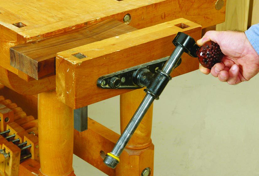 Quickly open or close a bench vise