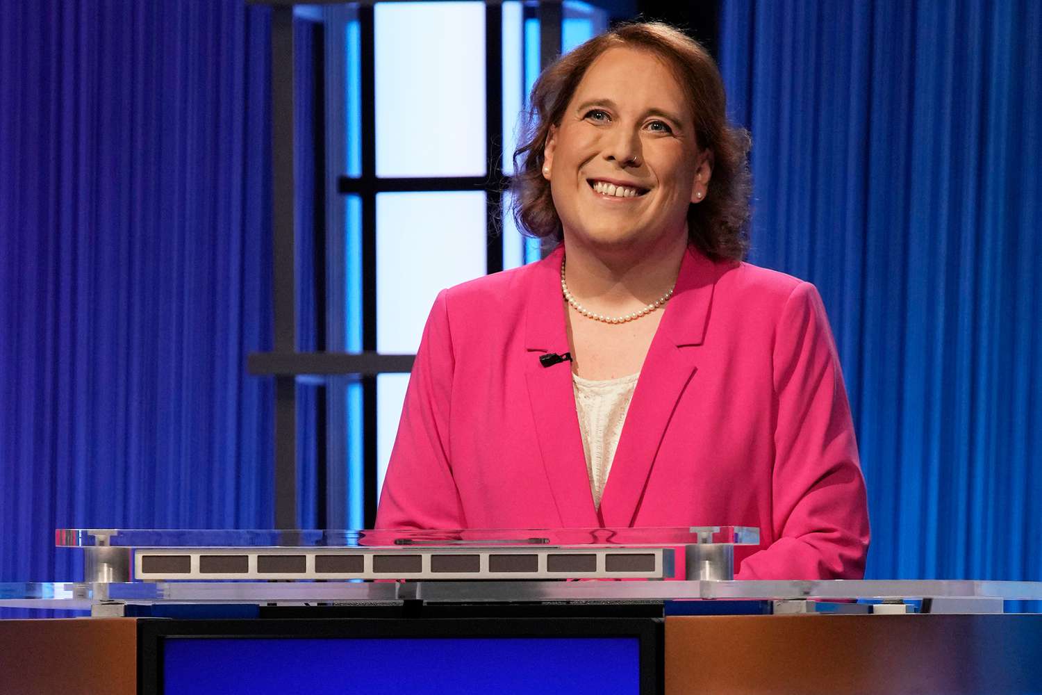 Jeopardy champion Amy Schneider would consider hosting the show | EW.com