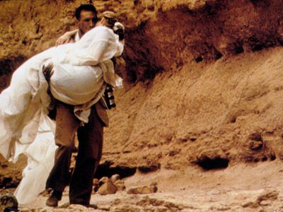 Ralph Fiennes carries Kristin Scott Thomas out of the cave in The English Patient (1996).