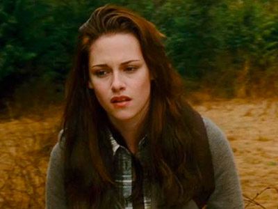 The Twilight Saga: New Moon, Kristen Stewart | 3. Emotional baggage? ''When Bella is looking for the meadow where she and Edward are seen lying down together, she carries a golden compass clipped