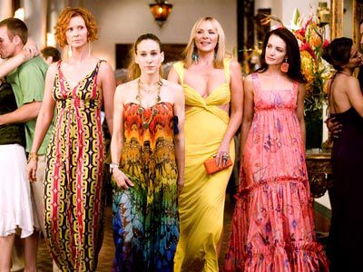 On trend, as always, the ladies go long and colorful (if clashing) with their resort wear. And they're not fierce enough to turn Carrie's heartbroken