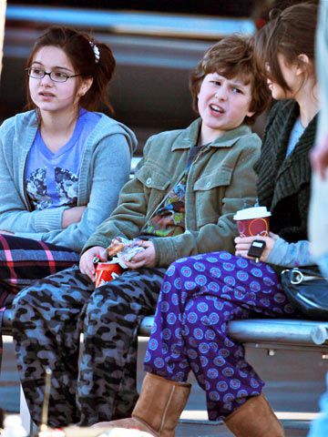 Modern Family | Ariel Winter , Nolan Gould , and Sarah Hyland chat on the set of Modern Family .