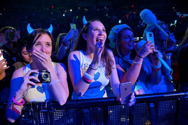 Fans of Taylor Swift in North Carolina in 2015