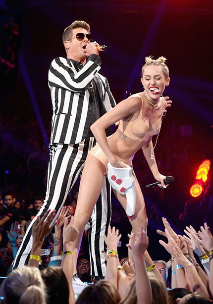 Robin Thicke Twerks with Miley Cyrus, 2013 VMAs