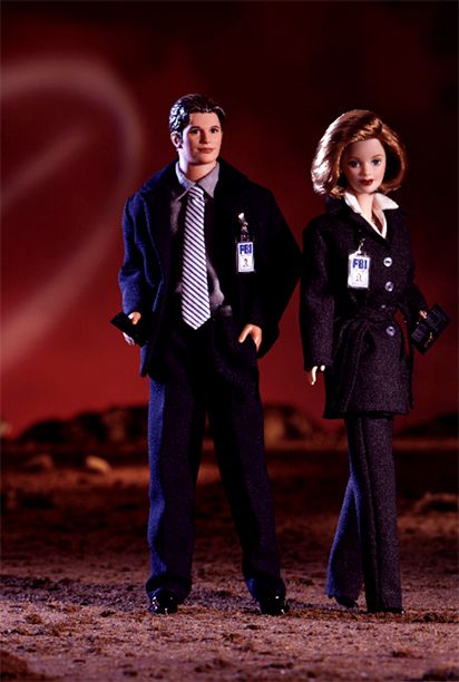 David Duchovny as Fox Mulder and Gillian Anderson as Dana Scully in The X-Files