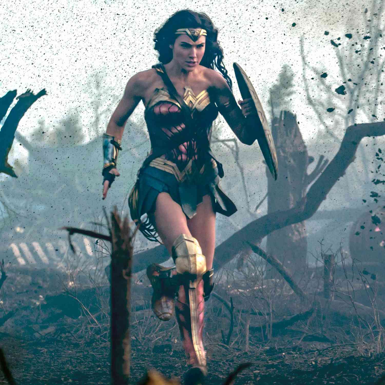 Wonder Woman walking across No Man&rsquo;s Land (Wonder Woman, 2017)
