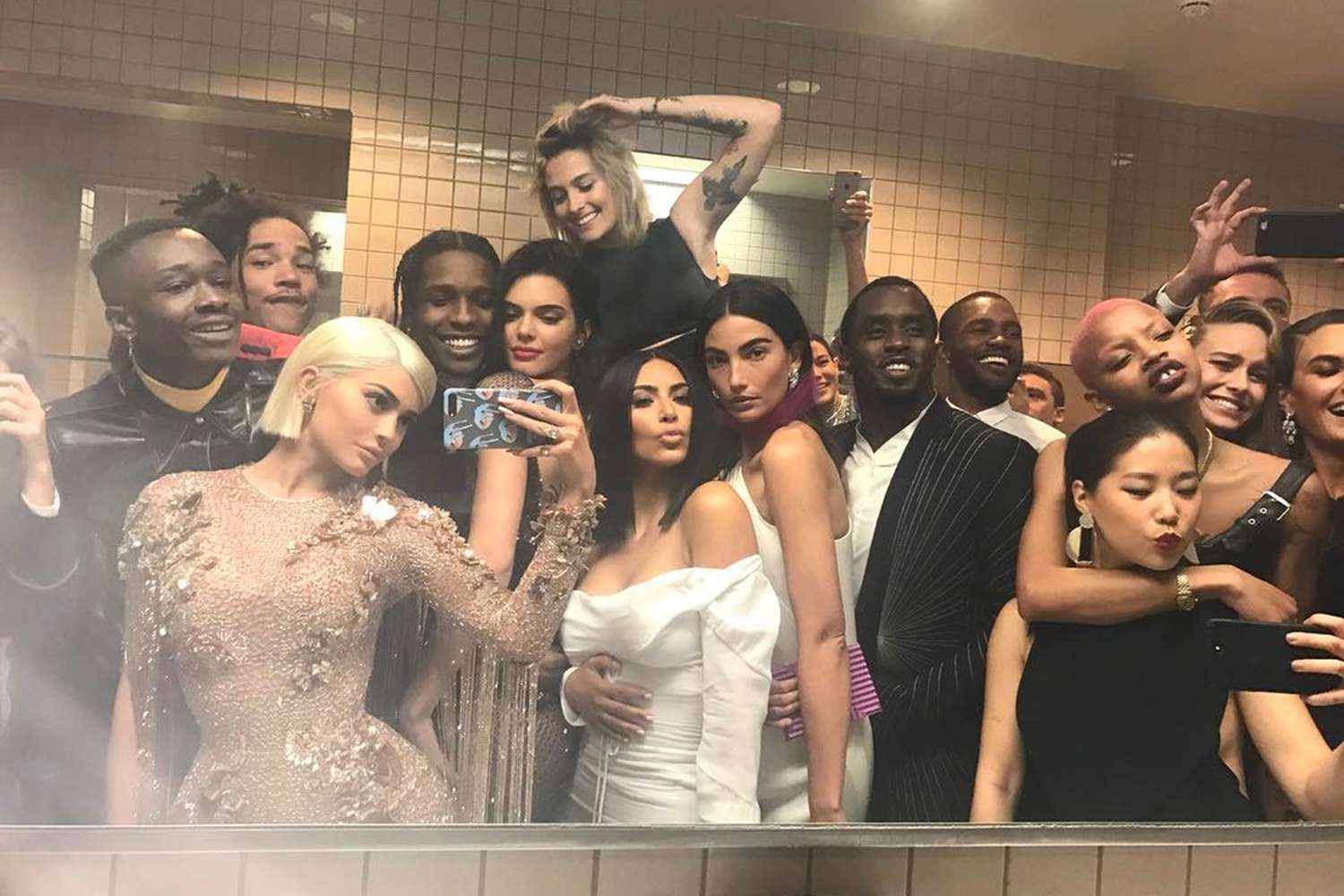 The best Met Gala bathroom selfies of Kylie Jenner, Kim Kardashian and more  | EW.com