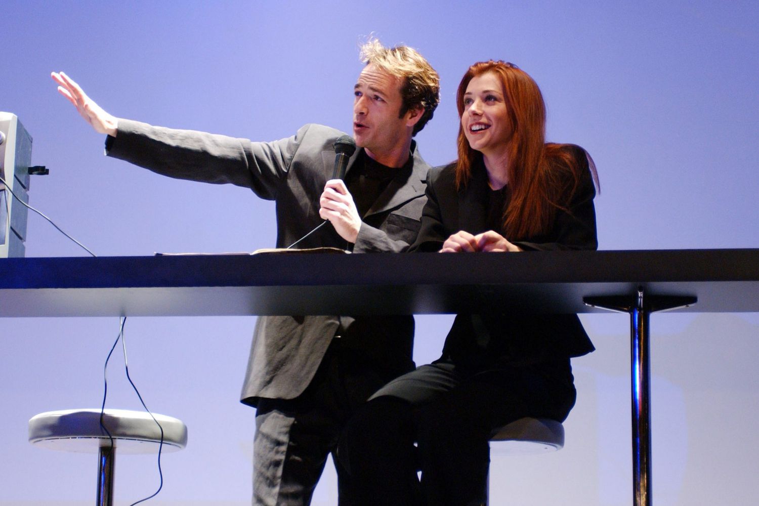 Luke Perry and Alyson Hannigan appearing onstage in&nbsp;When Harry Met Sally&nbsp;in London in 2004