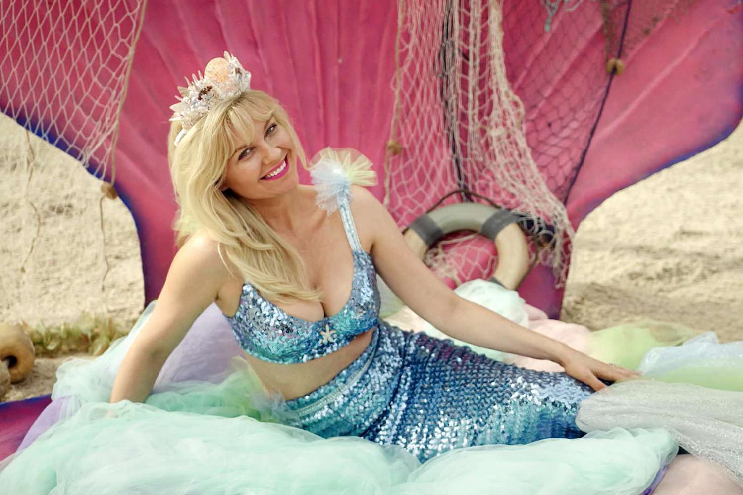 Kirsten Dunst as Krystal Stubbs in ON BECOMING A GOD IN CENTRAL FLORIDA. Photo Credit: Courtesy of SHOWTIME.