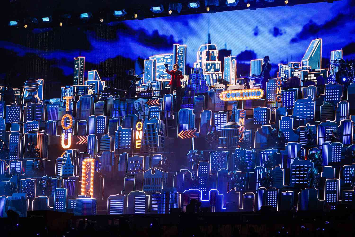 REVIEW: The Weeknd bores at Super Bowl halftime show, Super Bowl, Sports