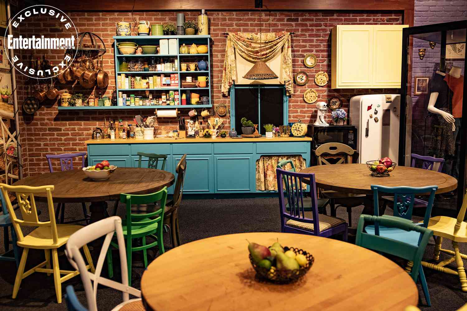 Warner Bros. tour expands Central Perk from Friends