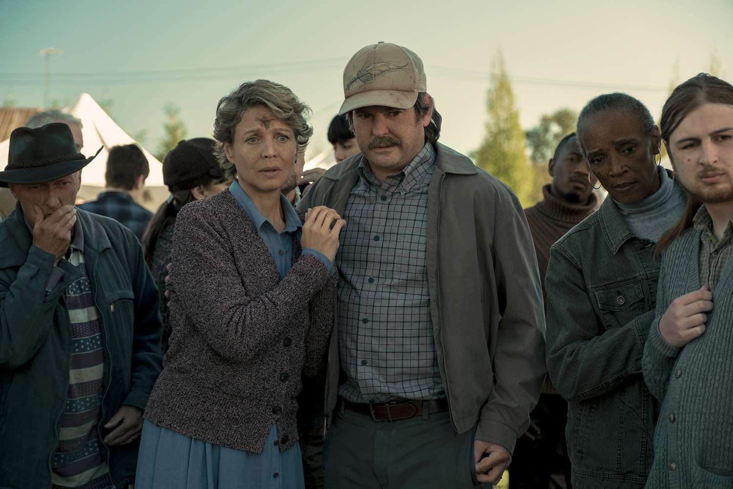 MIDNIGHT MASS (L to R) KRISTIN LEHMAN as ANNIE FLYNN and HENRY THOMAS as ED FLYNN in episode 102 of MIDNIGHT MASS