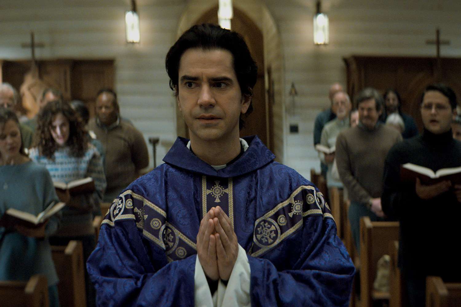 MIDNIGHT MASS (L to R) HAMISH LINKLATER as FATHER PAUL in episode 103 of MIDNIGHT MASS