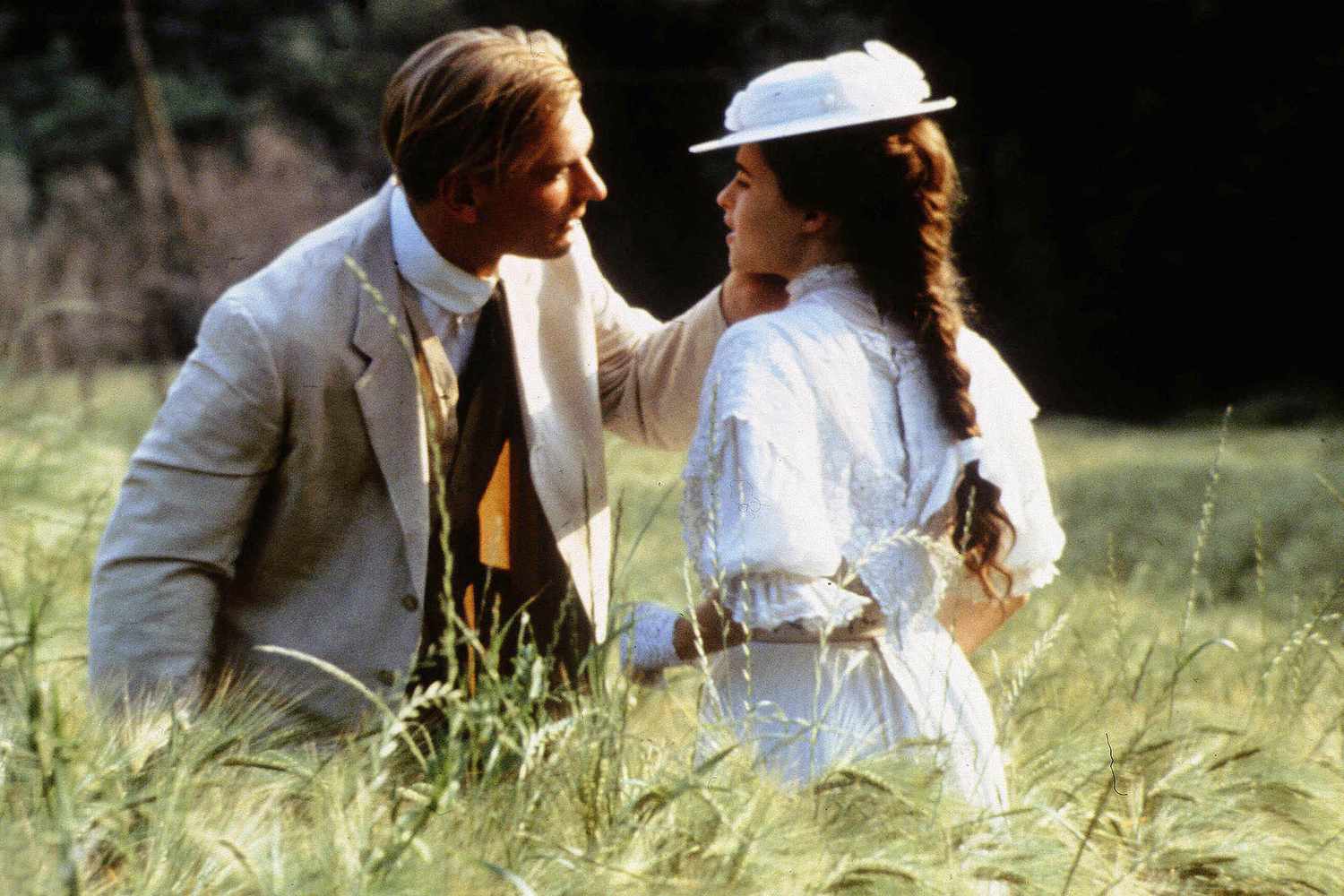 Editorial use only. No book cover usage. Mandatory Credit: Photo by Merchant Ivory/Goldcrest/Kobal/Shutterstock (5881076n) Helena Bonham Carter, Julian Sands A Room With A View - 1986 Director: James Ivory Merchant Ivory/Goldcrest BRITAIN Scene Still E.M.Forster Drama Chambre avec vue