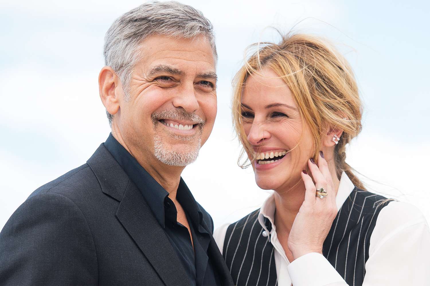 CANNES, FRANCE - MAY 12: George Clooney and Julia Roberts attend the "Money Monster" Photocall at the annual 69th Cannes Film Festival at Palais des Festivals on May 12, 2016 in Cannes, France. (Photo by Samir Hussein/WireImage)