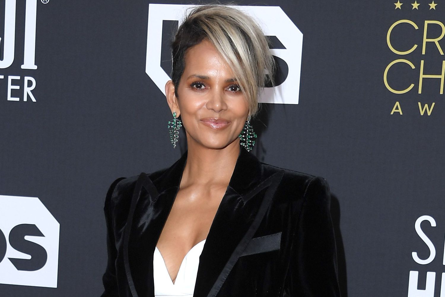 LOS ANGELES, CALIFORNIA - MARCH 13: Halle Berry Poses at the 27th Annual Critics Choice Awards at Fairmont Century Plaza on March 13, 2022 in Los Angeles, California. (Photo by Steve Granitz/Getty Images)