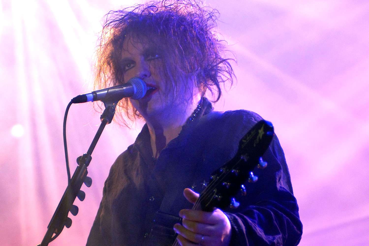 Robert Smith of The Cure performs during the Download Festival at Shoreline Amphitheatre on October 6, 2007 in Mountain View, California. (Photo by Tim Mosenfelder/Getty Images)