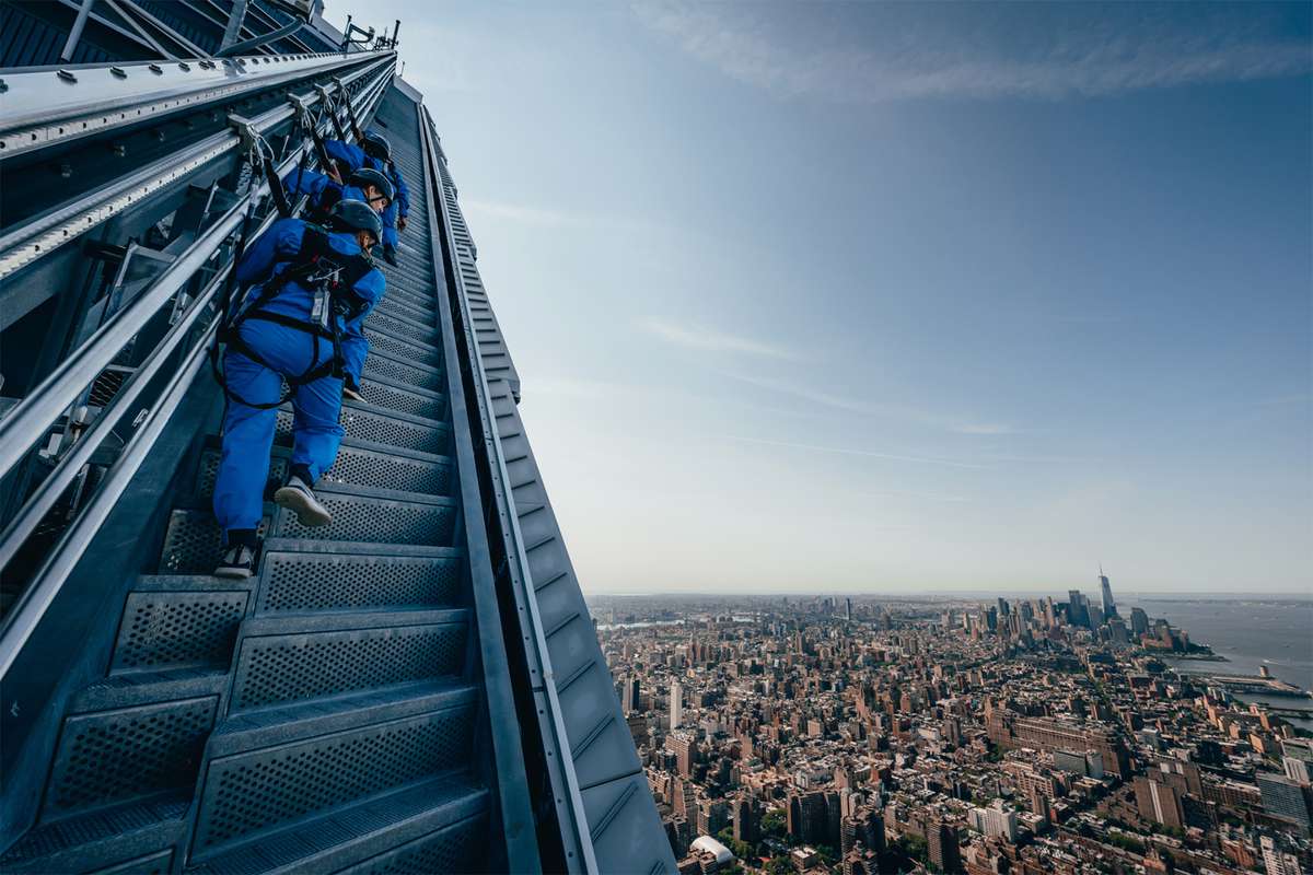 在纽约的边缘爬城市阶梯