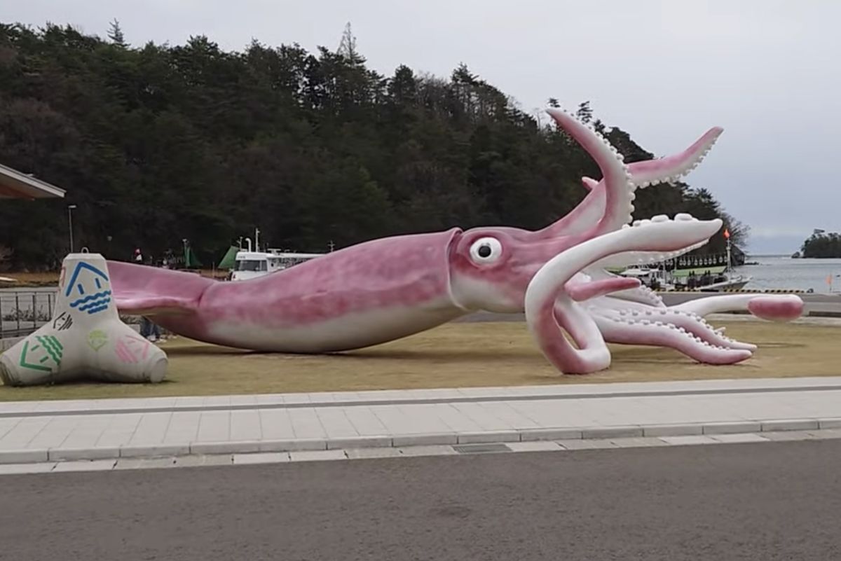 Squid statue in Japan