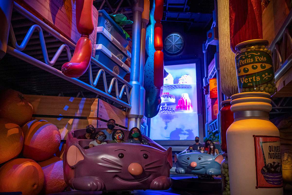 Remy 's Ratatouille Adventure是一个适合家庭游玩的景点，在这里，客人们感觉自己仿佛缩小到了老鼠的大小，在佛罗里达州布埃纳维斯塔湖的迪士尼世界度假区EPCOT新扩建的法国馆Gusteau餐厅里赛跑。