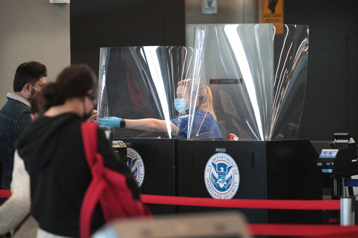 美国运输安全管理局在奥黑尔国际机场检查一名乘客