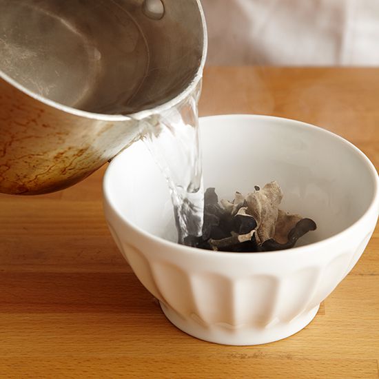 How to Make Sweet and Sour Soup: Soak Mushrooms