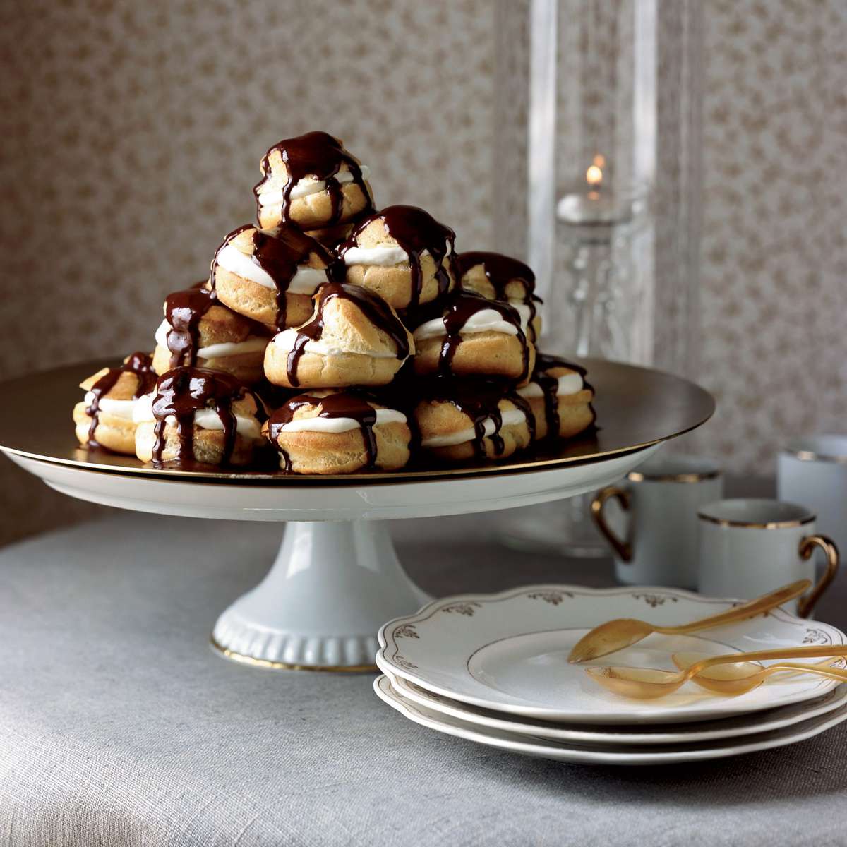 Cream Puffs with Chocolate Sauce 