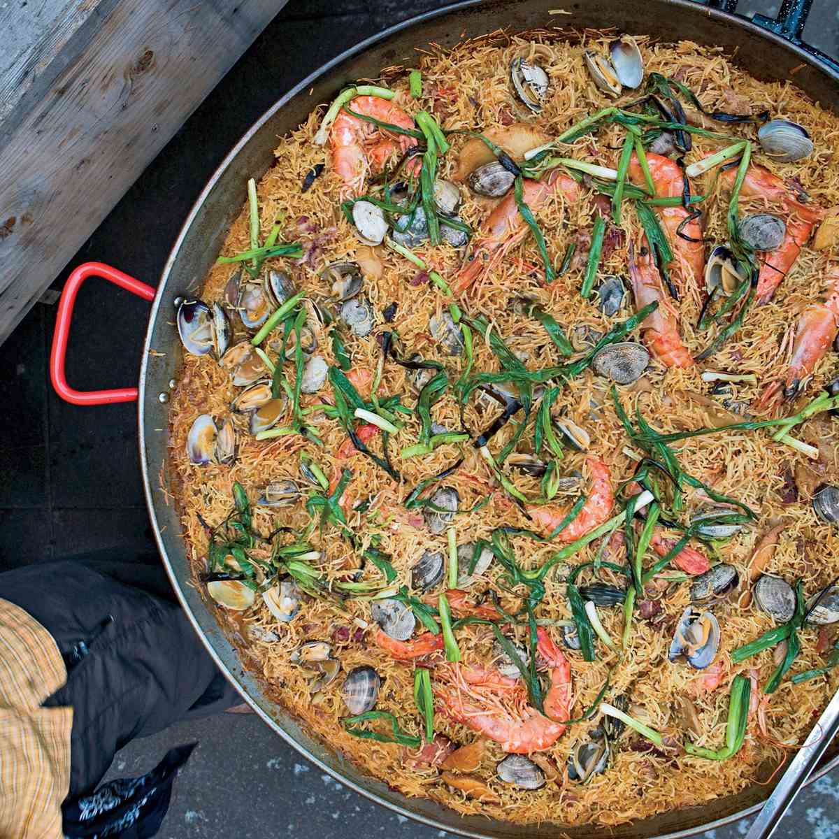 Fideos with Shrimp, Ham and Clams 