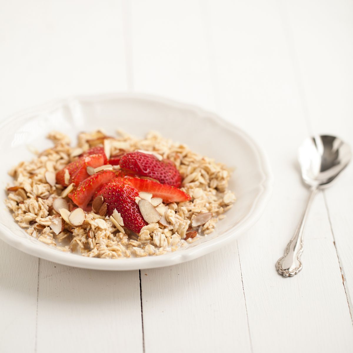No-Cook Overnight Oats with Strawberries 