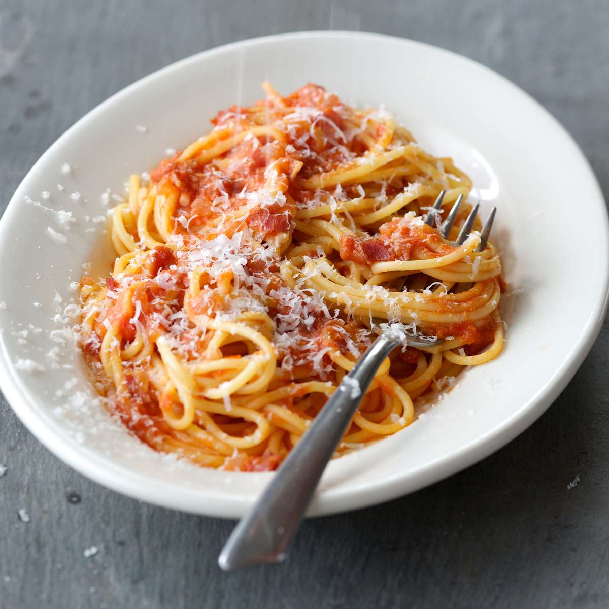 Spaghetti with Prosciutto, Tomatoes and Cream 