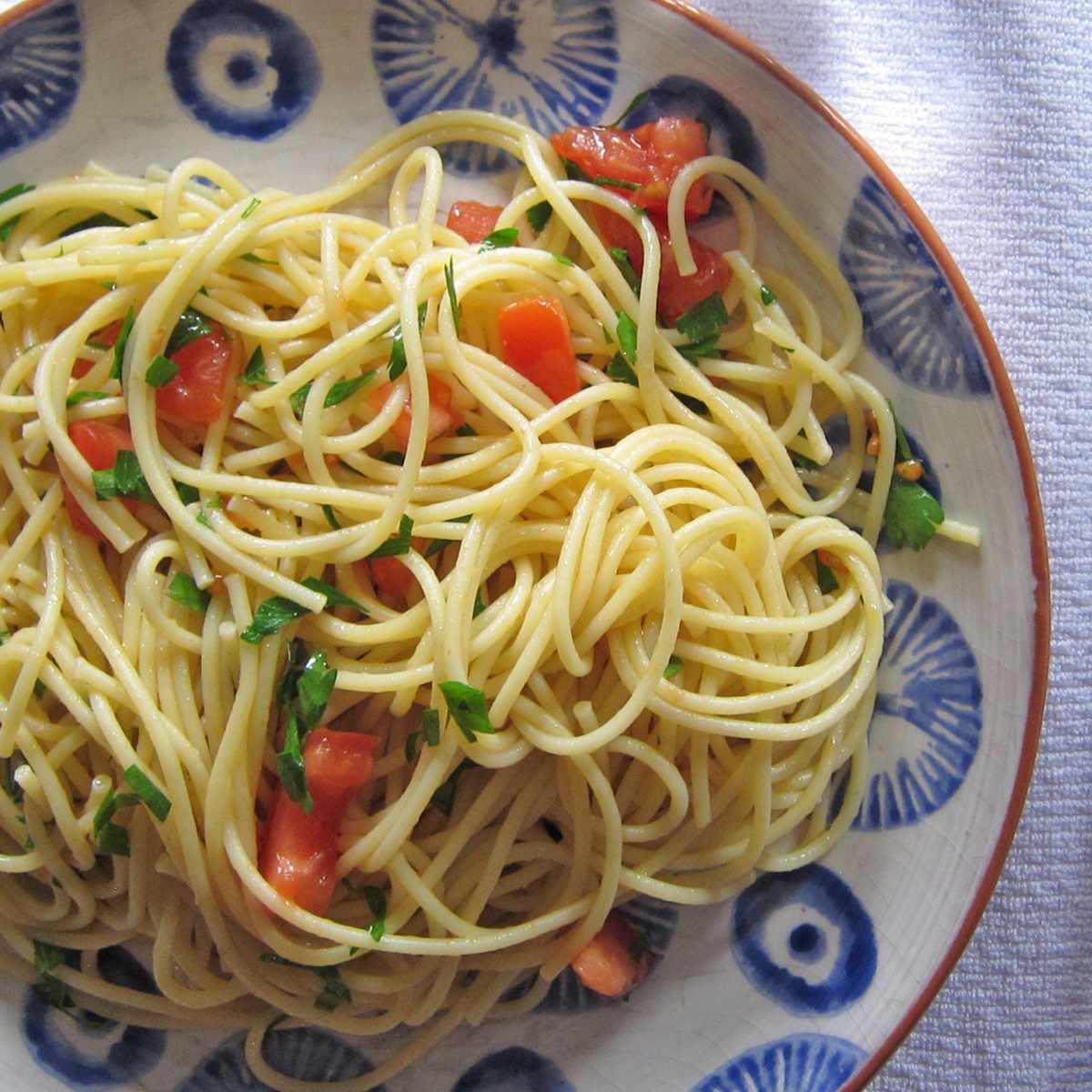 Fresh tomato and parsley spaghetti