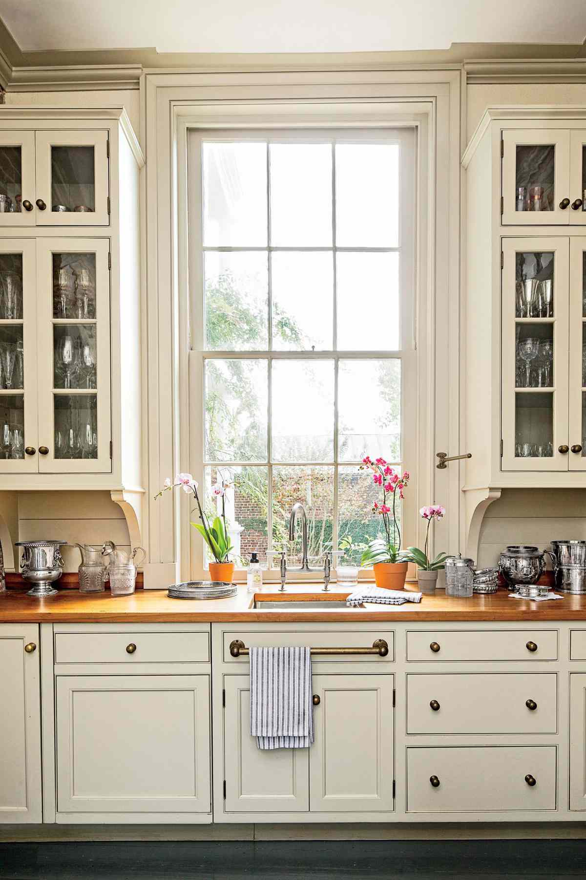 Here's Why You Should Rethink Your Kitchen Cabinets