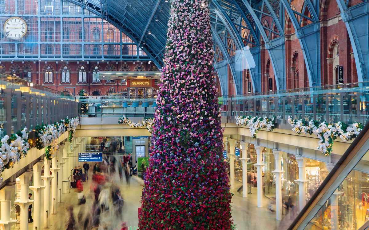 圣诞节tree made of flowers in London's St Pancras Station