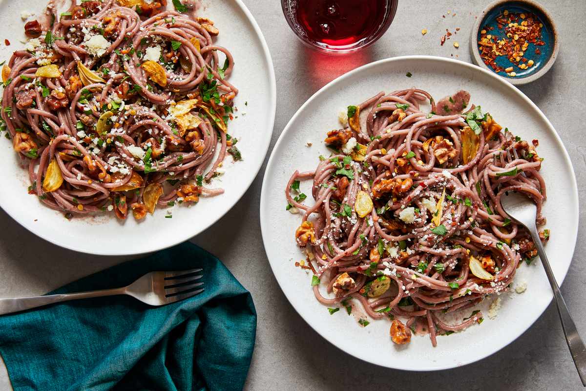 Red-Wine Spaghetti with Walnuts and Parsley 