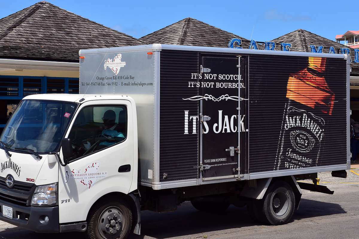 一辆杰克丹尼尔威士忌卡车