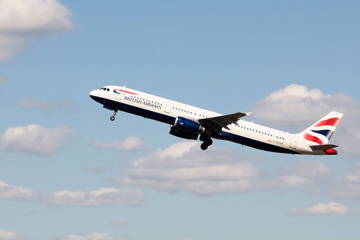 一架正在飞行中的英国航空公司空客A321