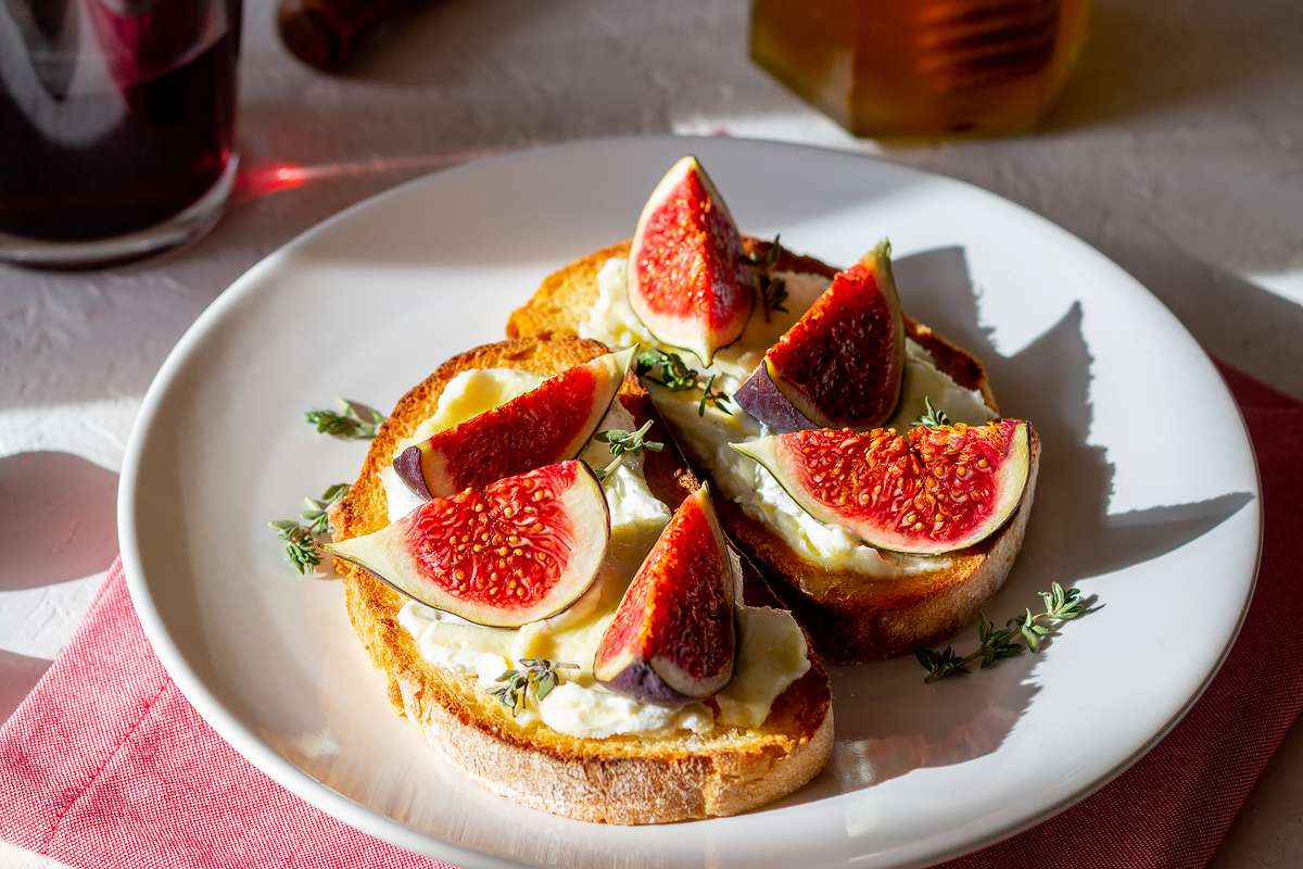 Crostini with figs