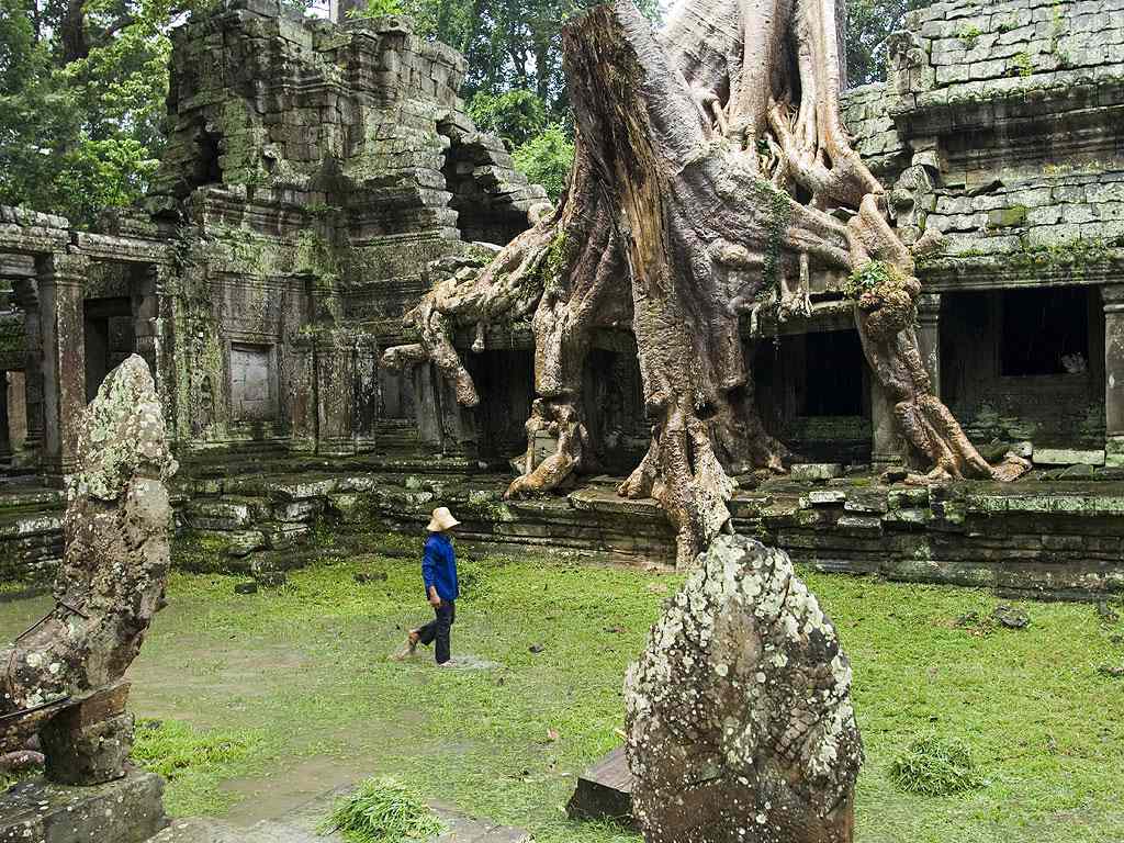 US Sisters Arrested for Taking Nude Photos at Angkor Wat 