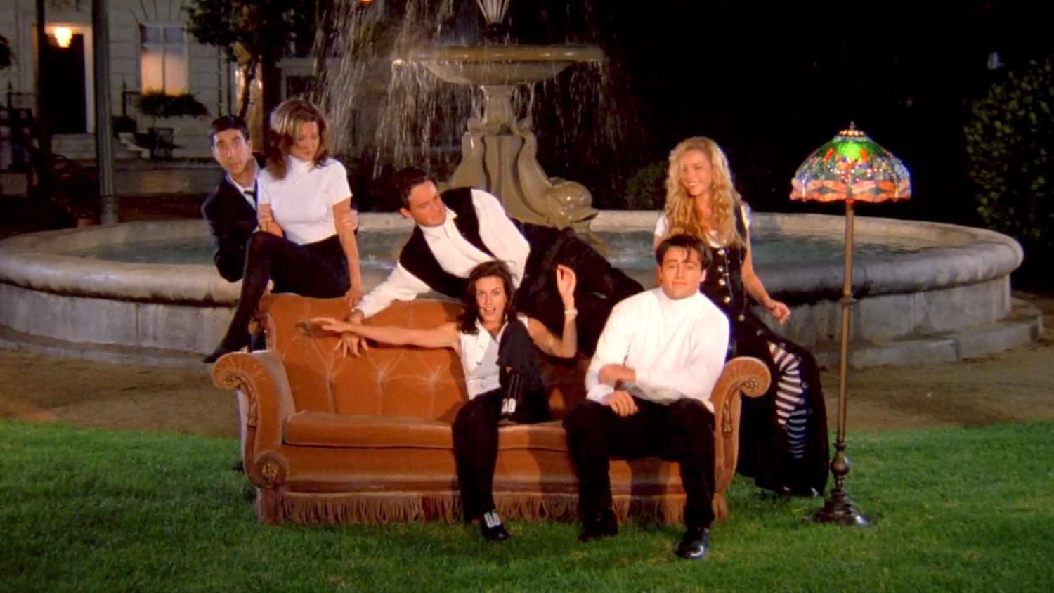 Friends opening credits: How the cast ended up in the fountain | EW.com