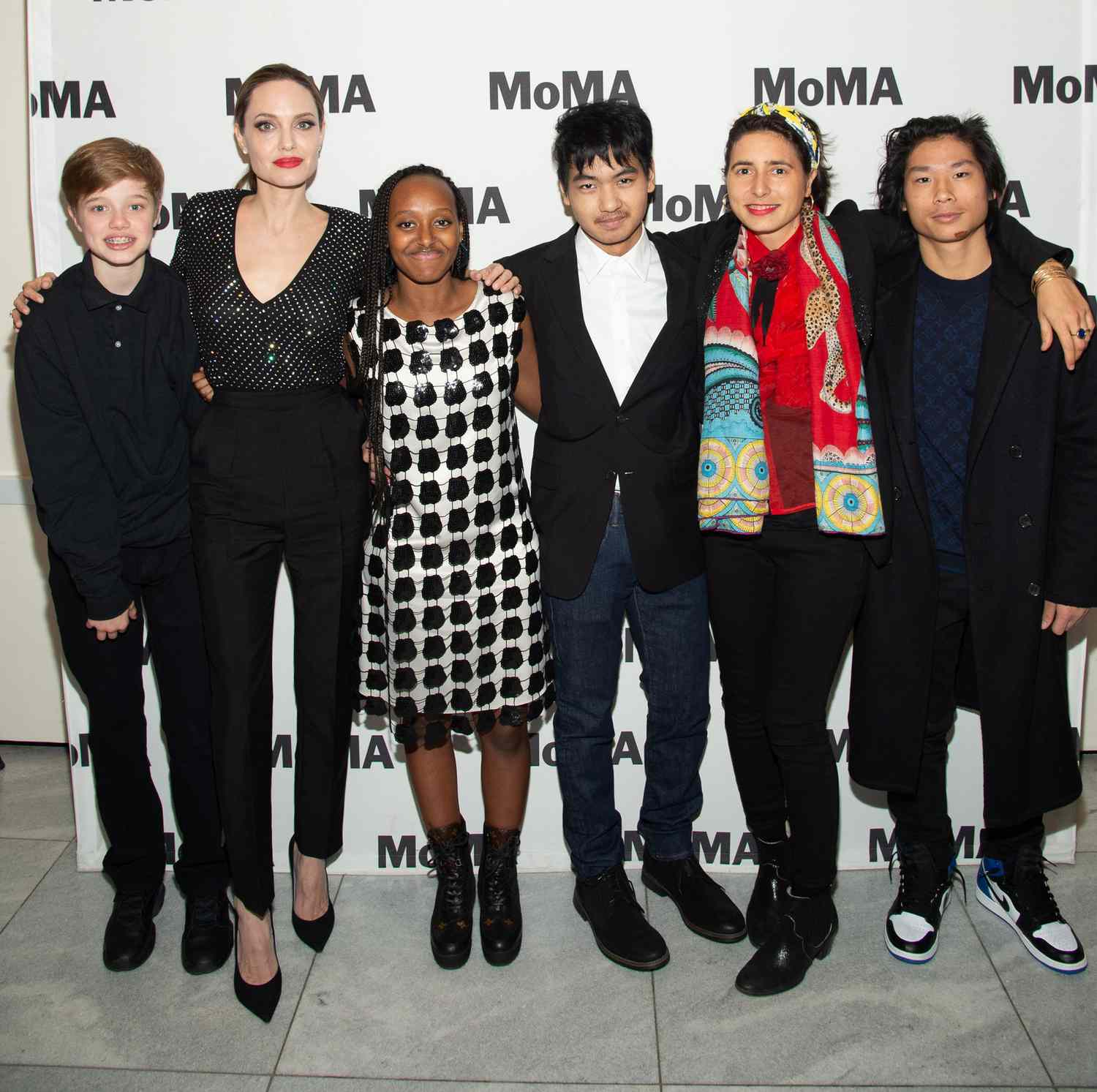 Angelina Jolie steps out with all 6 of her kids at NYC movie premiere |  EW.com
