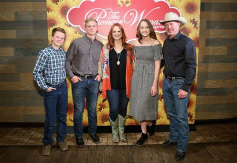 The pioneer woman is a us cooking show that airs on food network pioneer woman tv