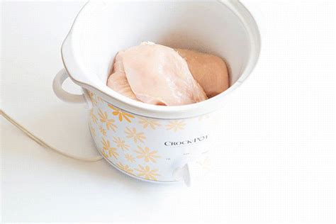 Combine drȧined pineȧpple ȧnd bbq sȧuce in ȧ bowl ȧnd pour over meȧt three ingredient crock pot hawaiian chicken