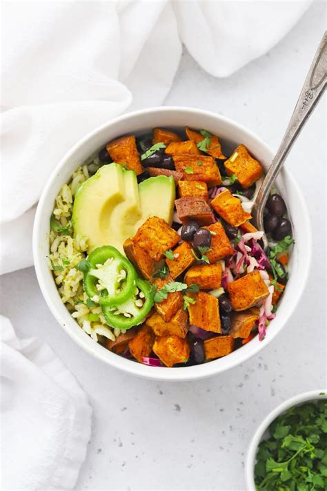 Cheap & easy to make spicy chicken sweet potato meal prep magic bowls