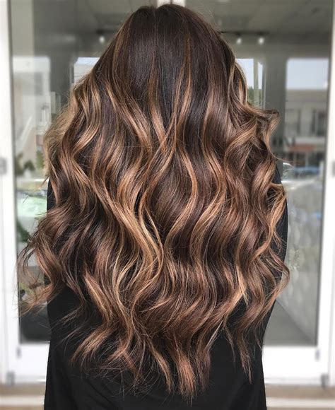 Whether you have dark or light brown hair, here are inspiring looks for blonde highlights, balayage,  fashionable hairstyles for dark-brown hair with highlights
