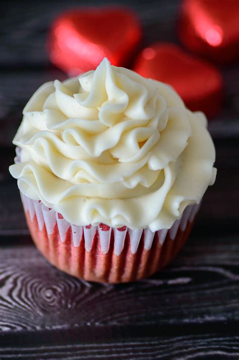 How to make red velvet cupcakes with cream cheese frosting recipe