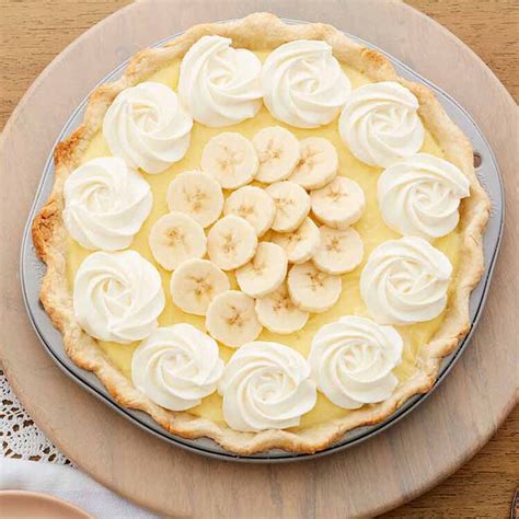 2 1/2 cups whole milk, 1 cup heavy whipping cream, 6 tablespoons cornstarch, 2 large large eggs, 2 large egg yolks, 1/2 cup (100 g) sugar, 2 teaspoons vanilla banana cream pie recipe