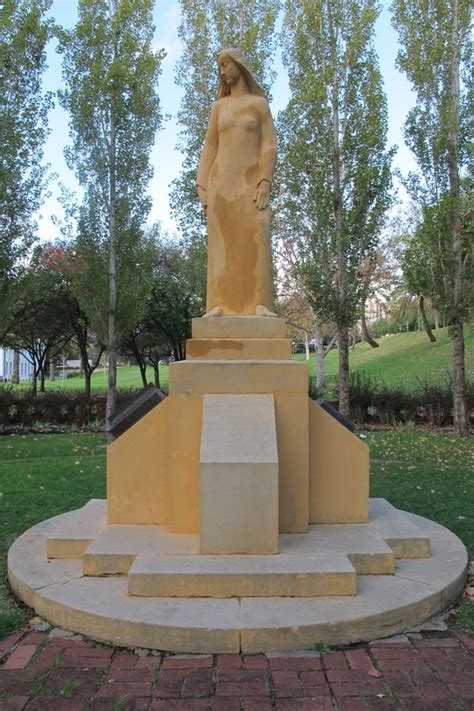 pioneer woman statue