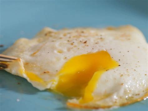 How To Fry An Egg Over Easy / Get Recipe Videos